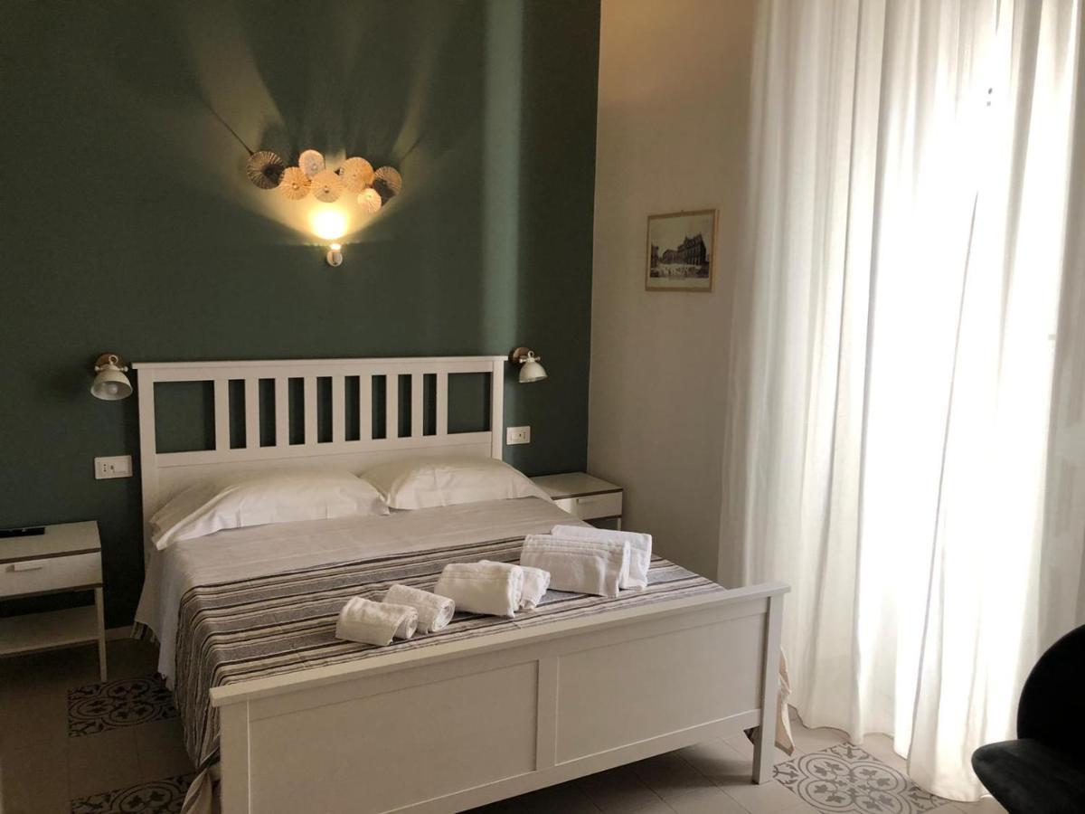 Ursino's Luxury Couette-café